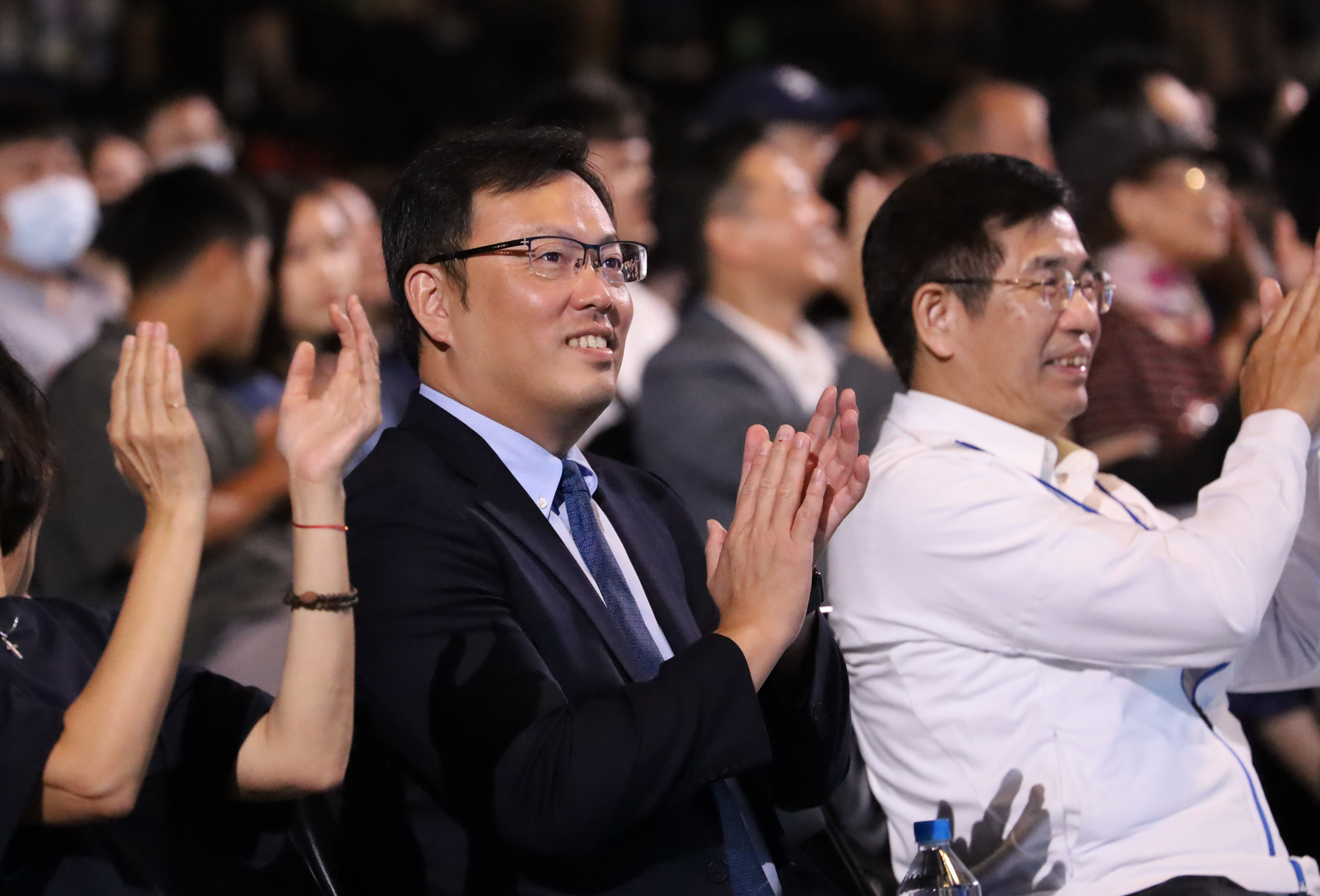 (圖)Minister of Education Pan Wen-chung (right) and Sports Administration Director-General Cheng Shih-chung (left) attended the Super Stars 2023 sports performance, applauding for the performers.